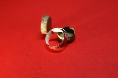 Mutlu bayramlar, Kızıl Arkaplan 'da izole edilmiş Havai fişek yakın çekimi.