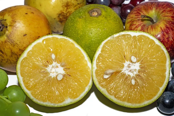 Gesunde Ernährung Verschiedene Früchte Isoliert Auf Weißem Hintergrund — Stockfoto