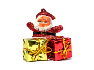 Beyaz arka planda izole edilmiş hediye kutularıyla Noel Baba