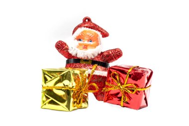 Mutlu Noeller Noel Baba, beyaz arka planda izole edilmiş hediye kutularıyla.