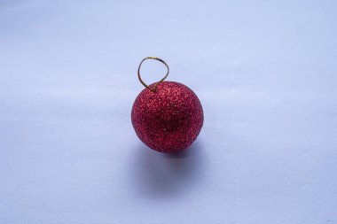 Beyaz arka planda izole edilmiş süslü kırmızı noel balosu