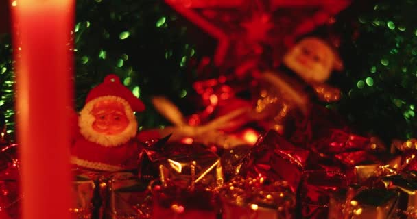 Χριστουγεννιάτικη γιορτινή διακόσμηση με αναμμένο κερί. Πρωτοχρονιά, διακοπές. Χριστουγεννιάτικο δέντρο, κουτί δώρου Χριστουγέννων, — Αρχείο Βίντεο