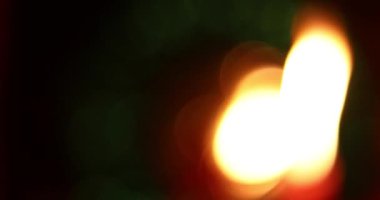 Yılbaşını kutlayan mumlarla Noel süslemeleri ve ışıklarda Noel..