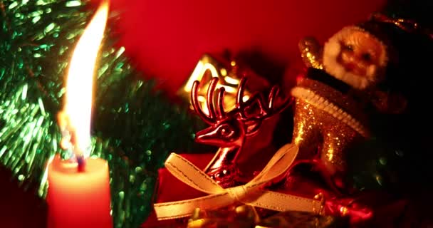 촛불과 크리스마스 트리 요정 불빛이 있는 나무. 크리스마스 기념행사를 위해 디지털로 제작 된 이미지. — 비디오