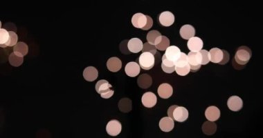 Kara gece gökyüzünde parçacıkların ve kıvılcımların olduğu havai fişekler. 4 Temmuz, festival, yıldönümü, kutlama, parti, yeni yıl, doğum günü, düğün, konfeti, diwali, Noel