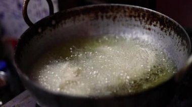 Ağır çekimde kızgın yağda kızartma, kızgın yağda kızartılmış yiyecek Murukku tarifi Deepavali festivali sırasında yapılan Hint atıştırmalıkları.
