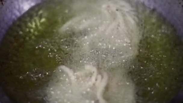 Veja imagens de fritar receita de Murukku em óleo quente fervente — Vídeo de Stock