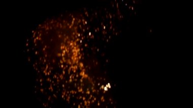 Koyu arkaplanda altın parıltı patlaması. Parlayan Parçacıklar