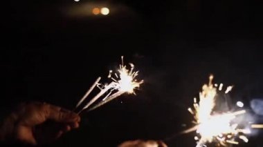 Parti eğlencesi, havai fişek kutlaması. İnsanlar tatillerini birlikte geçirmekten zevk alıyor. Dostluk, Diwali kutlaması, eğlence, yeni yıl konsepti