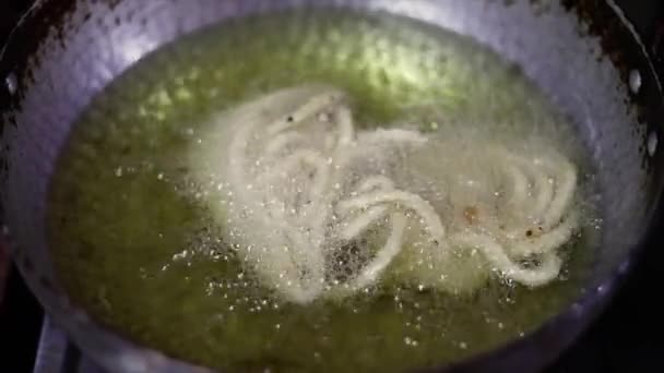 Preparación para el festival Recetas caseras de Murukku. Los bocadillos indios hechos durante el festival Deepavali en la India se fríen en aceite caliente. — Vídeo de stock