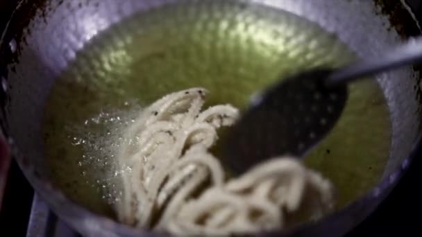 Indiaas festival eten Murukku koken in huis. Gefrituurde lekkere vegetarische krokante snack in olie. Traditionele heerlijke keuken. India — Stockvideo