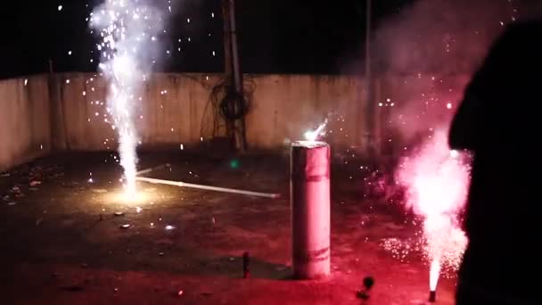 Menschen feiern den Feiertag in Hochstimmung, Diwali Cracker, Blumentopf Cracker während Diwali in Indien — Stockvideo