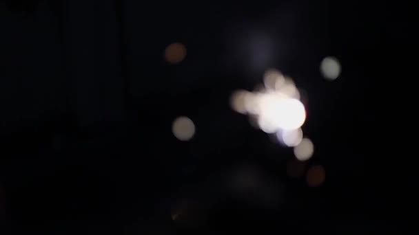 Fechar mão feminina segurando fogos de artifício, Ideal para todas as celebrações do festival Natal, Ano Novo, Diwali e muitos mais. — Vídeo de Stock