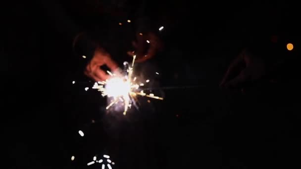 Festa, feriados, vida noturna e conceito feliz ano novo - Mulheres felizes se divertindo com sparklers — Vídeo de Stock