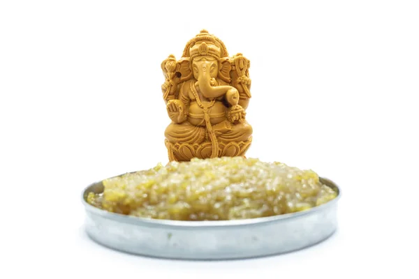 白い背景にヒンズー教の神ガネーシャと甘いポンガル — ストック写真