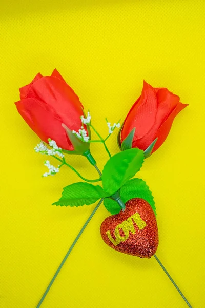 Walentynki Tle Czerwona Róża Żółtym Tle Kartkę Ślub — Zdjęcie stockowe