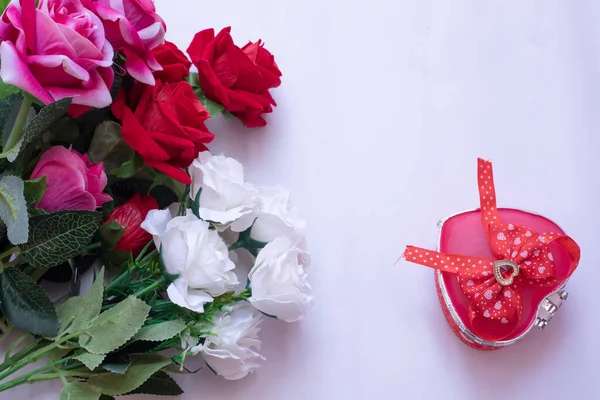 배경에 모양의 선물이 색상의 아름다운 꽃다발 — 스톡 사진