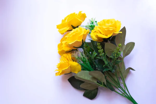 Rose Gialle Con Foglie Verdi Bellissimo Bouquet Luminoso Sfondo Bianco — Foto Stock