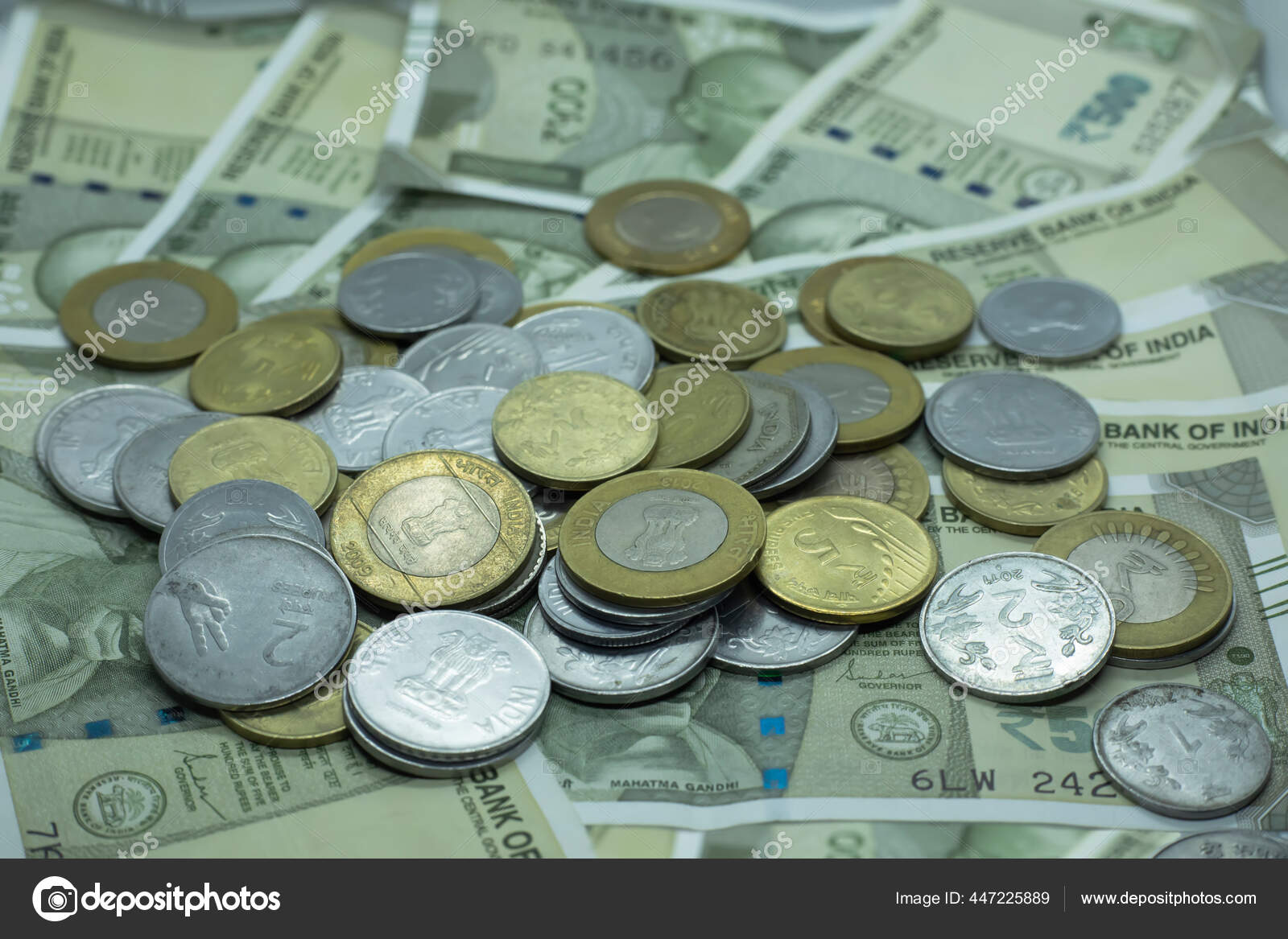 印度卢比纸币和硬币——图库图片© avpk #447225889