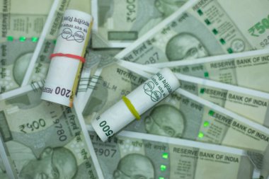 500 'lük rulo ve 200' lük Hint parası banknot, Hint para birimi rupileri..