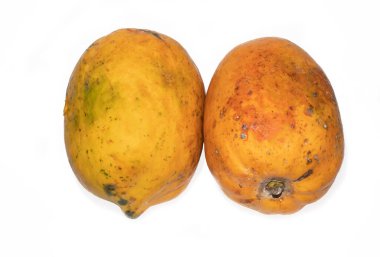 Olgun papaya beyaz bir arka planda izole edilmiş. Beyaz arka planda çürümüş papaya.