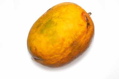 Olgun papaya beyaz bir arka planda izole edilmiş. Beyaz arka planda çürümüş papaya.