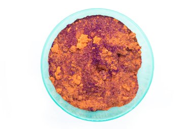 Holi renkli geleneksel Holi tozunun beyaz arka planda izole edilmiş kâselerdeki görüntüsü. Metin uzayı.