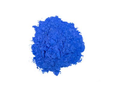 Hint Holi festivali için beyaz arka planda mavi renkli toz yığınları. seçici odak