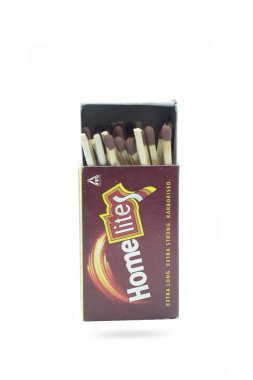 Açılmış kibrit kutusunun üst görünümü beyaz arkaplanda izole edildi