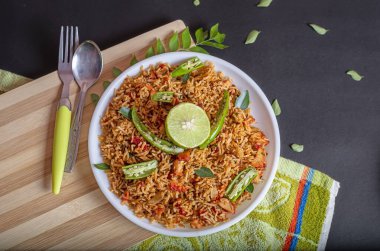 Limonlu ve yeşil biberli tavuk pilavı, sebze yaprakları....