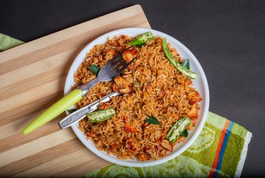 Yeşil biberli tavuk pilavı ve sebze yaprakları..