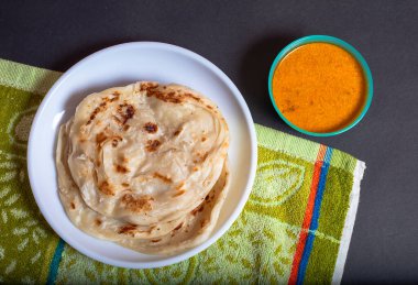 Ev yapımı parotta ve Körili Tavuk Tabağı