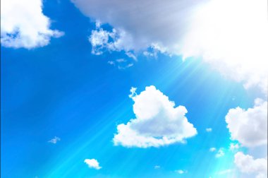 Mavi gökyüzü ve beyaz bulutlar ve güneş ışığı