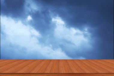 Mavi Gökyüzü Sahnesine Boş Ahşap Masalar