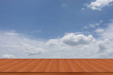 Kahverengi ahşap zemin perspektif ve bulutlu gökyüzü arkaplanı