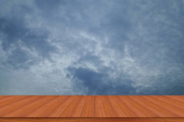 Boş mavi gökyüzü reklam arkaplanı olan ahşap masa