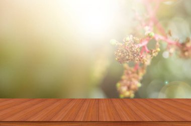 Boş ahşap masa ve güneş ışığıyla bokeh bulanıklığı geçmişi. ürün görüntüleme şablonu.