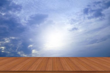 Masanın üstünde mavi gökyüzünde güneş ışığı arkaplan