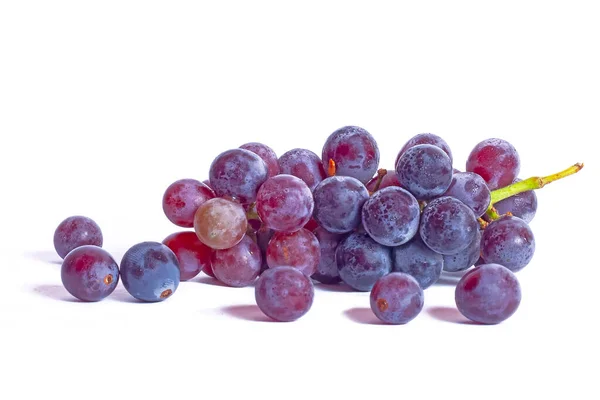 Reife Rote Trauben Isoliert Auf Weißen Trauben Und Wassertropfen — Stockfoto