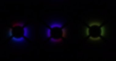 Siyah arkaplanda çok renkli RGB ışığı. Bilgisayarda RGB LED ışıkları olan bir oyun bilgisayarı ve fan,