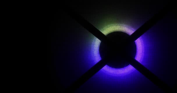 El RGB PC gira el ventilador de refrigeración con un giro brillante sobre el fondo negro y una luz RGB multicolor con una red de seguridad. — Vídeo de stock