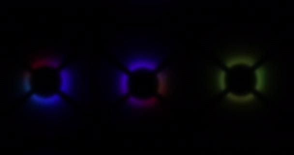 Lumière RVB multicolore sur fond noir. PC de jeu et ventilateur avec lumières LED RVB sur un ordinateur, — Video