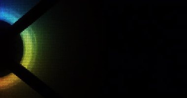 Koyu arkaplandaki bilgisayar durumunda Gökkuşağı RGB bilgisayar hayranı