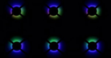 Koyu bir arka planda çok renkli RGB LED ışıklar. Bilgisayarında RGB LED ışıkları olan Masaüstü Oyun Bilgisayarı Soğutma Hayranı,