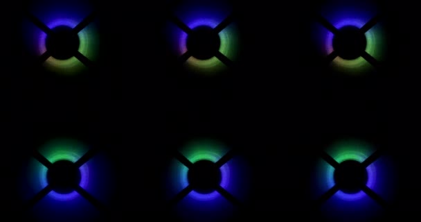 Luzes LED RGB multicoloridas em um fundo escuro. Ventilador de refrigeração de PC de jogos de mesa com luzes LED RGB em um computador, — Vídeo de Stock