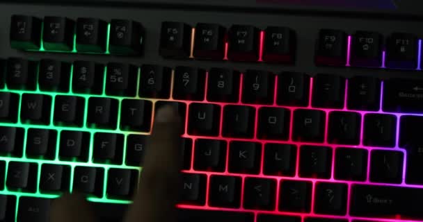 Mão digitando "amor" no teclado de jogos RGB. Conceito do Dia dos Namorados — Vídeo de Stock