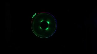 CHENNAI, INDIA - 15 Temmuz 2021: PC işlemci soğutma vantilatörünün ayrıntıları bir oyun masaüstü bilgisayarı içinde aydınlatıldı