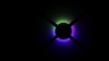 RGB PC soğutma vantilatörünü siyah arkaplanda parlak bir dönüş ve güvenlik ağı ile çok renkli RGB ışığı ile döndürür.