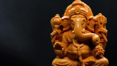 Hindu tanrısı Ganapati 'nin heykelinin üzerine çok şekilli bir holografik ışıltı düştü. Tamil festivali Ganesha Chaturthi konsepti için siyah bir arka planı vardı..