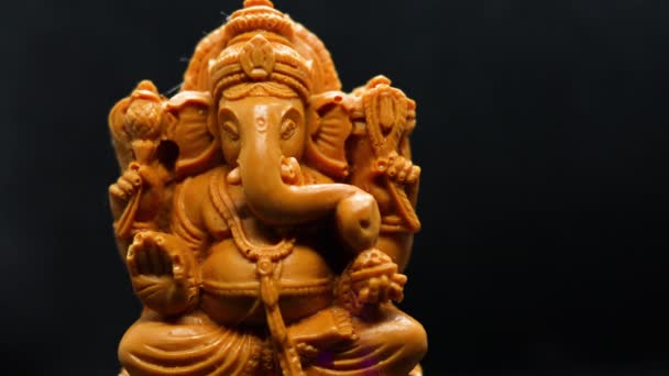 Ganesh Chaturthi的概念 在泰米尔节Ganesha Chaturthi的黑色背景印度教神Ganapati雕像上的多形全息闪光 — 图库视频影像